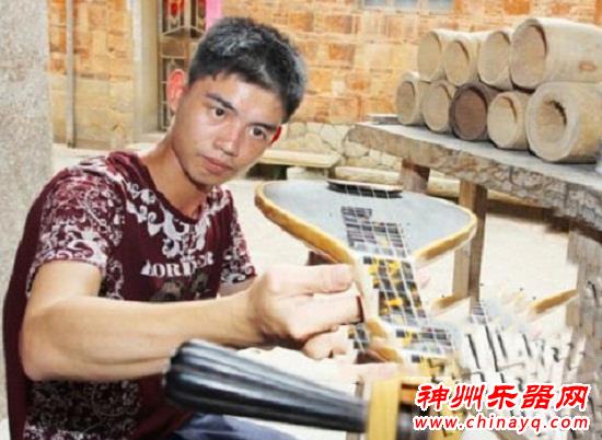 6岁开始学制乐器 放弃一本报二本 为就近回家学习南音乐器