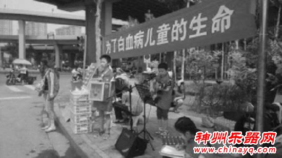10岁小男孩抱吉他弹唱 街头卖艺救助白血病儿