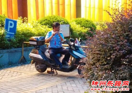 文艺保安大叔边看车边吹笛　女子欲拿萨克斯合奏一曲