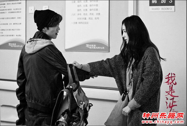 鹿晗为杨幂深情弹吉他 酷帅秀轮滑（图）