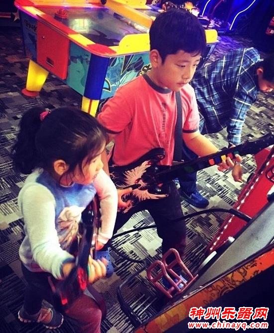 郭涛晒儿女弹吉他靓照 兄妹长相神相似