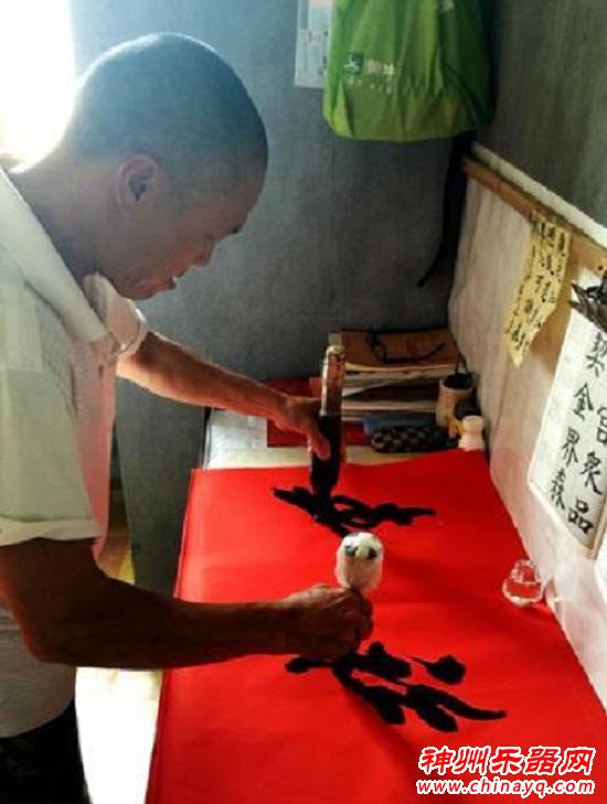 文艺达人“万能哥“ -用鼻吹口琴嘴写书法