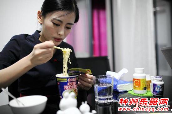 走进90后空姐的业余生活：看书 跑步 弹吉他