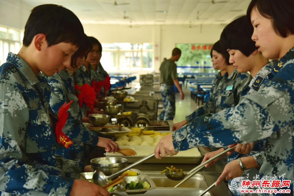 古筝伴俏丽女兵：成空首批俏丽女新兵入营