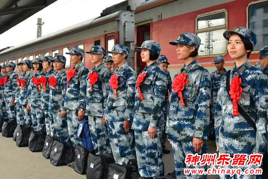 古筝伴俏丽女兵：成空首批俏丽女新兵入营