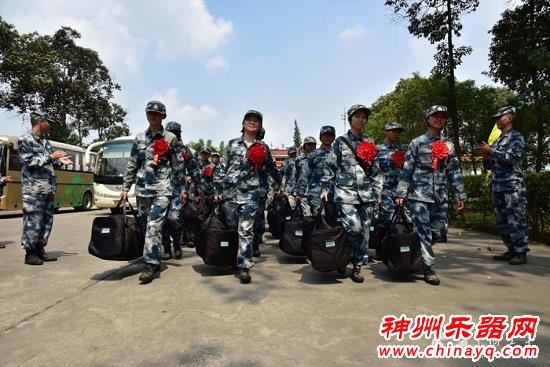 古筝伴俏丽女兵：成空首批俏丽女新兵入营
