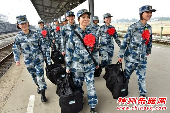 古筝伴俏丽女兵：成空首批俏丽女新兵入营