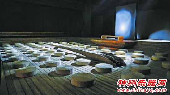 坐在草编蒲团上感受古琴古韵