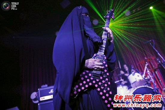 蒙面长袍下的女重金属吉他演奏家