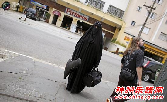 蒙面长袍下的女重金属吉他演奏家