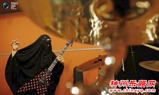 蒙面长袍下的女重金属吉他演奏家