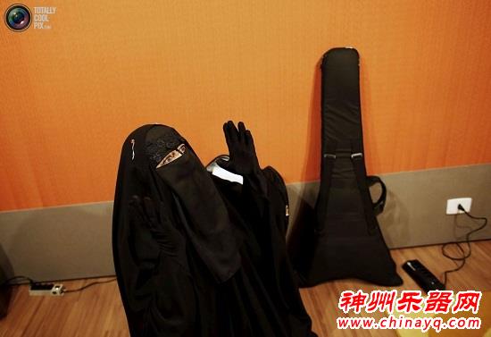 蒙面长袍下的女重金属吉他演奏家