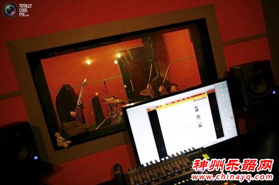 蒙面长袍下的女重金属吉他演奏家