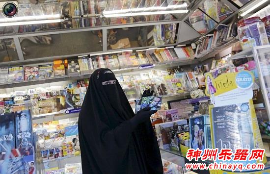 蒙面长袍下的女重金属吉他演奏家