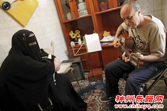 蒙面长袍下的女重金属吉他演奏家