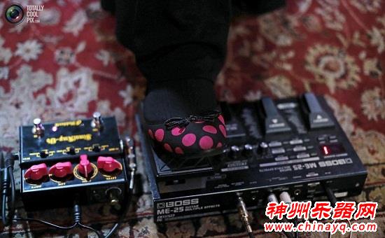 蒙面长袍下的女重金属吉他演奏家