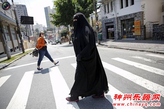 蒙面长袍下的女重金属吉他演奏家