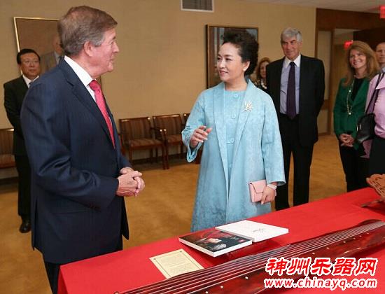 “彭麻麻“参观茱莉亚音乐学院 教唱中国民歌《小河淌水》