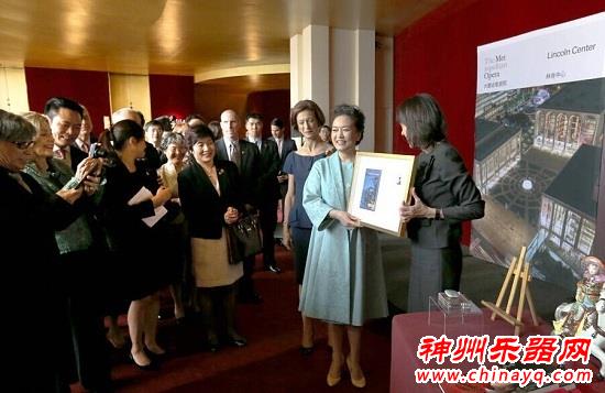 “彭麻麻“参观茱莉亚音乐学院 教唱中国民歌《小河淌水》