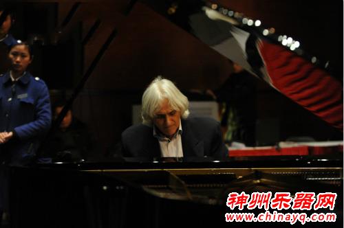 “钢琴教父”乔瓦尼亮相重庆大剧院 与乐迷面对面交流