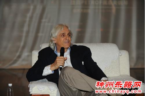 “钢琴教父”乔瓦尼亮相重庆大剧院 与乐迷面对面交流