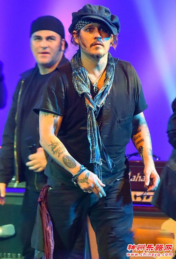 德普弹吉他化身摇滚歌手 手臂纹身帅气（图）