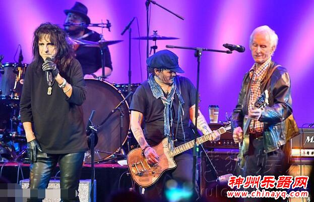 德普弹吉他化身摇滚歌手 手臂纹身帅气（图）