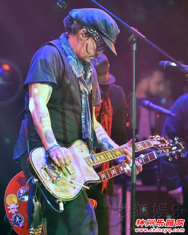 德普弹吉他化身摇滚歌手 手臂纹身帅气（图）