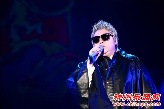韩红郑州开演唱会 大方分享初恋往事