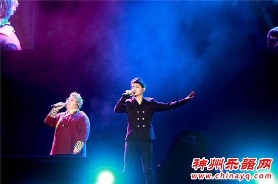 韩红郑州开演唱会 大方分享初恋往事