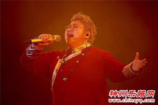 韩红郑州开演唱会 大方分享初恋往事