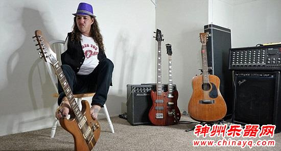 无臂音乐家弹吉他环游世界 演出报酬用来做慈善