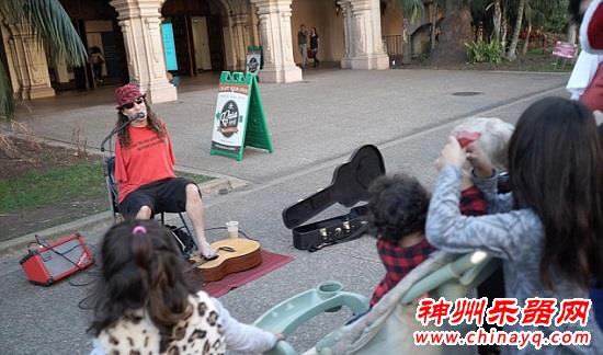 无臂音乐家弹吉他环游世界 演出报酬用来做慈善