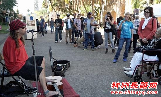 无臂音乐家弹吉他环游世界 演出报酬用来做慈善