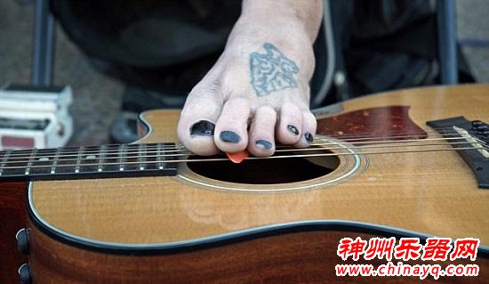 无臂音乐家弹吉他环游世界 演出报酬用来做慈善