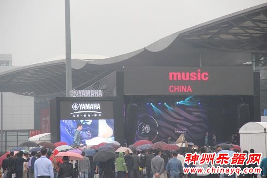 马克西姆再次亮相2016上海国际乐器展 高超技艺震撼现场