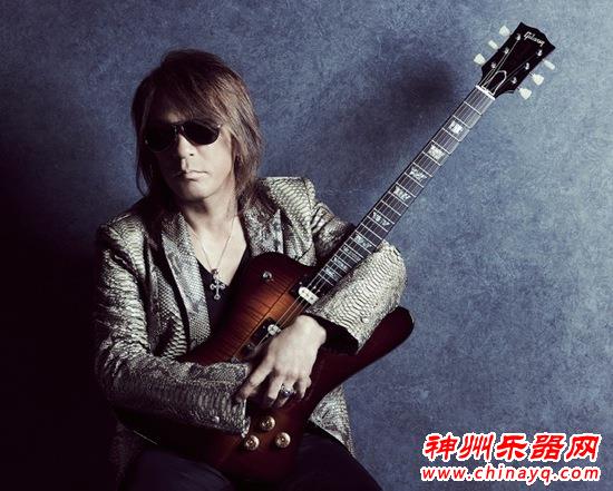 《八恶人》毁坏文物 片中摔碎吉他竟有百年历史