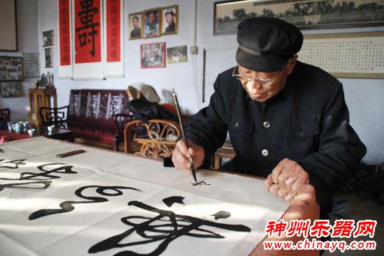 莱芜山村老汉拉二胡60年 每日练习不间断