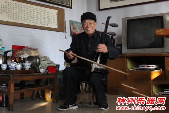 莱芜山村老汉拉二胡60年 每日练习不间断