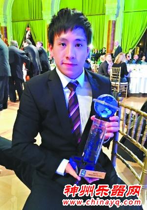 何超变身文艺王子 颁奖礼亲自弹奏钢琴曲