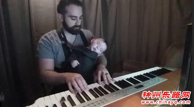 钢琴家父亲为生病宝宝弹奏摇篮曲哄其入睡