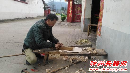 德阳什邡65岁大爷自制乐器 卖琴还包教弹琴(组图)