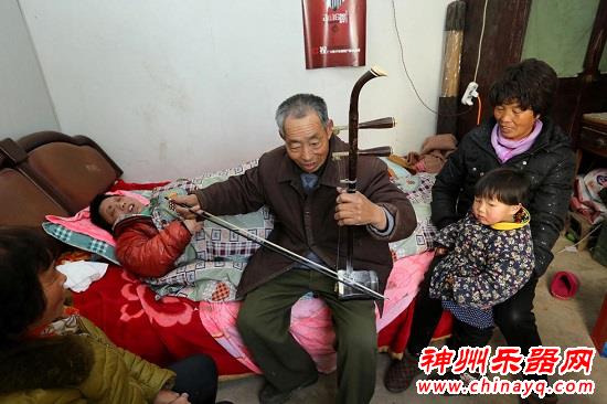 河南70岁老人25年坚持为患病妻子拉二胡(图)