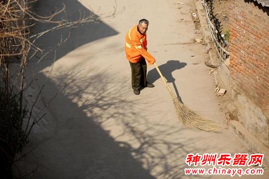 河南70岁老人25年坚持为患病妻子拉二胡(图)