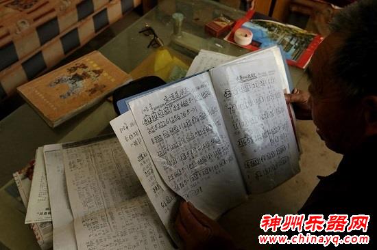 河南70岁老人25年坚持为患病妻子拉二胡(图)