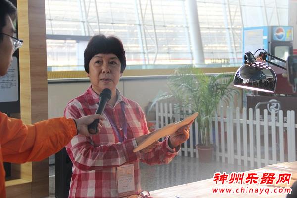 提琴制作大师麦素梅广州乐器展演示F孔制作