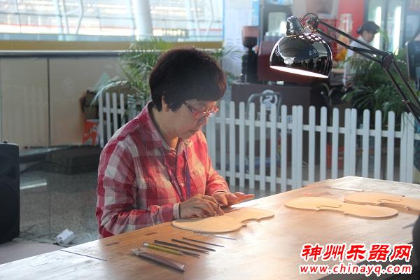 提琴制作大师麦素梅广州乐器展演示F孔制作