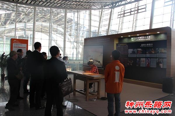 提琴制作大师麦素梅广州乐器展演示F孔制作