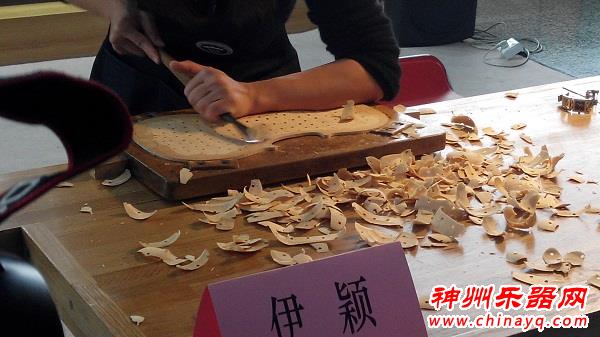 年轻美女提琴制作师伊颖广州乐器展引围观
