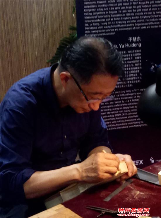 中央音乐学院教授郑荃领衔献技上海国际乐器展提琴大师制作工坊